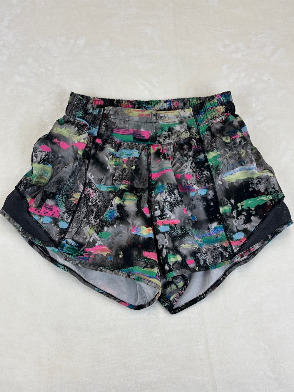 LULULEMON Hotty Hot Shorts Multicolor Paint Splatter Abstract Size 4